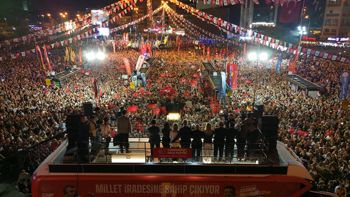 Özel Kadıköy'de konuştu: Majestelerinin muhalefeti olmayacağız